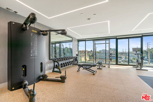 3688 Overland Avenue, Los Angeles CA: https://media.crmls.org/mediaz/281d95c3-8153-43a3-840a-35078c62e99a.jpg