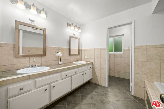 5840 Etiwanda Avenue, Tarzana CA: https://media.crmls.org/mediaz/281f5a4d-fd39-4c4f-b948-5fb3b394f468.jpg