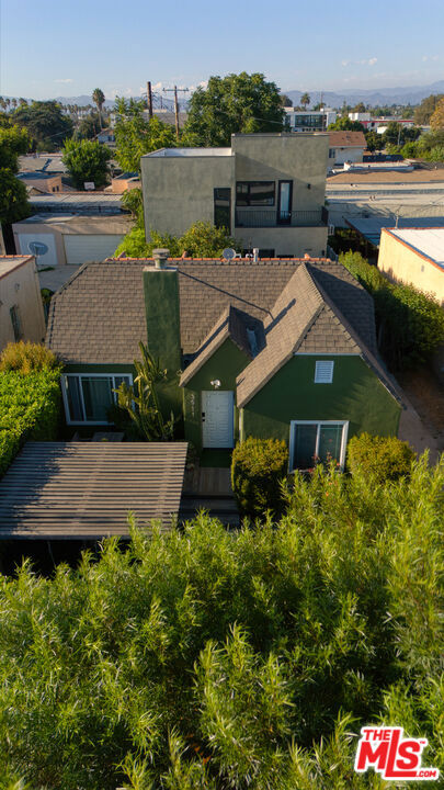 3911 Exposition Boulevard, Los Angeles CA: https://media.crmls.org/mediaz/281f71de-add1-4f70-9a2f-b8bc96445998.jpg