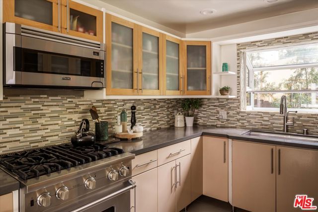 11372 Brill Drive, Studio City CA: https://media.crmls.org/mediaz/2820a4f8-e782-4d80-9d42-449ec0e62858.jpg