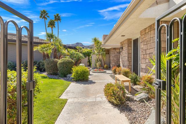 9 Regency Drive, Rancho Mirage CA: https://media.crmls.org/mediaz/282198db-c918-4115-9fc2-07753c5c0755.jpg