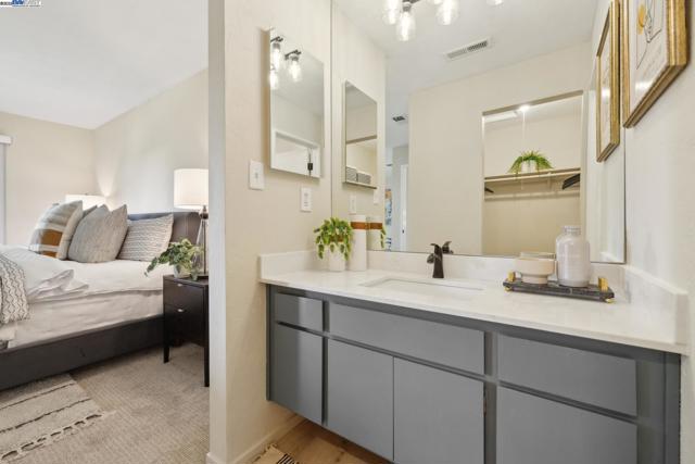 3032 CERRO VISTA, Alameda CA: https://media.crmls.org/mediaz/2821a15c-e7df-4e7e-ace2-aba08deec3fb.jpg