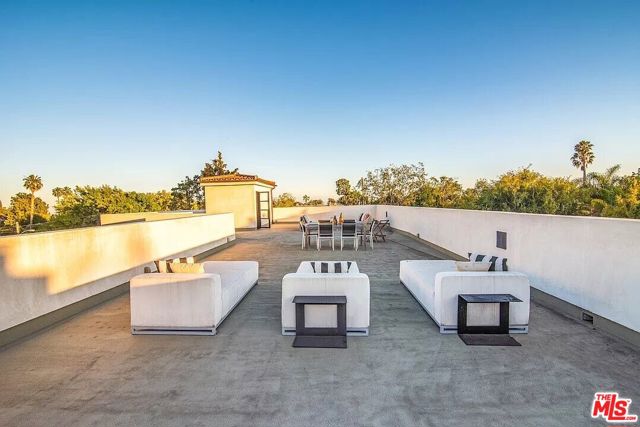 12509 W Sunset Boulevard, Los Angeles CA: https://media.crmls.org/mediaz/2821f564-1615-4cd6-a405-3b3eabd59d4d.jpg