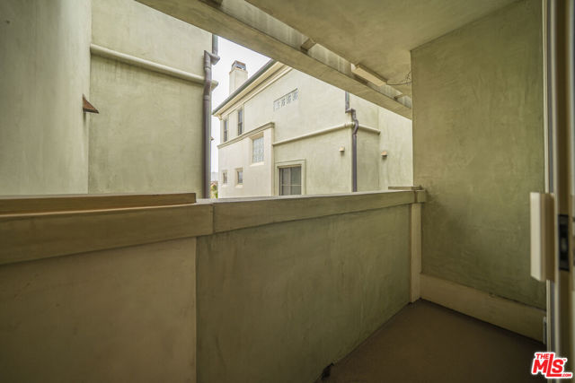 642 Hermosa Avenue, Hermosa Beach CA: https://media.crmls.org/mediaz/28226989-8408-4d63-b98e-523344f08d56.jpg
