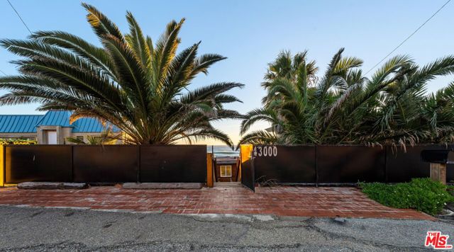 43000 Pacific Coast Highway, Malibu CA: https://media.crmls.org/mediaz/2822a32c-b1a2-4b60-85ac-22ade056259c.jpg