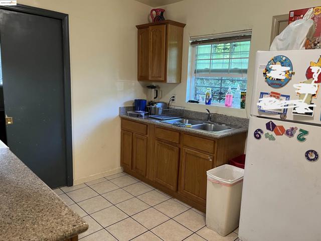 381 S 34Th St, Richmond CA: https://media.crmls.org/mediaz/2822de9d-a50d-4b42-a420-bdb3d0bb0f79.jpg