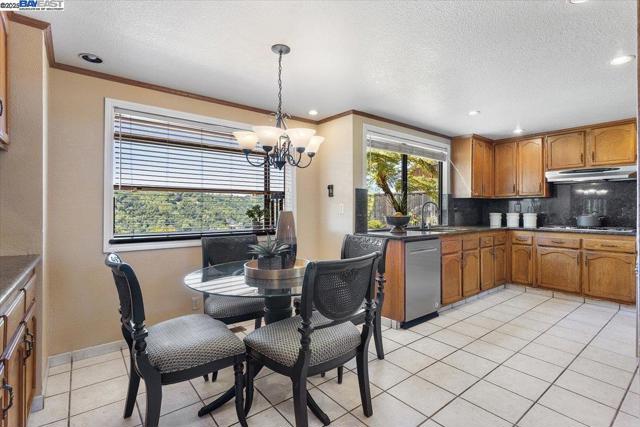 6444 Boone Dr, Castro Valley CA: https://media.crmls.org/mediaz/28230e45-6ac0-4163-b3da-60c5094f1b23.jpg