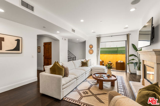 851 19th Street, Santa Monica CA: https://media.crmls.org/mediaz/2823488c-9636-45eb-a3a4-afa13a9609f3.jpg