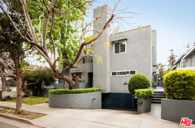 2408 34th Street, Santa Monica CA: https://media.crmls.org/mediaz/2823a857-f32f-48ae-ba2d-fbe39fb255aa.jpg
