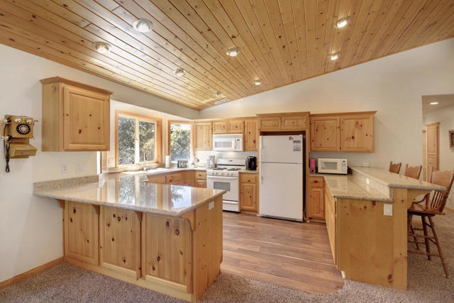 1769 Cascade Road, Big Bear CA: https://media.crmls.org/mediaz/2823f048-6d01-4ecd-a277-0c7c31a8ab55.jpg