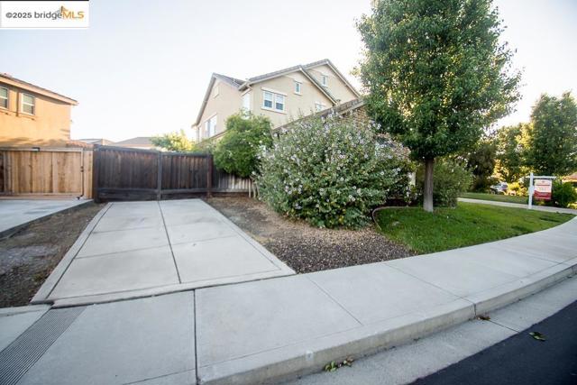 1083 Steeple Blvd, Brentwood CA: https://media.crmls.org/mediaz/28245279-2270-4956-8e62-ab56f52cf95e.jpg