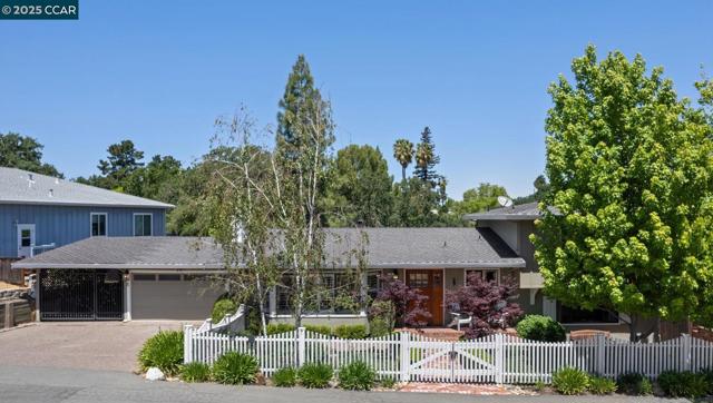 700 Golf Club Way, Pleasant Hill CA: https://media.crmls.org/mediaz/28249a9d-3966-42e0-8623-0f6145a27399.jpg
