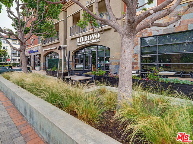 6020 S Seabluff Drive, Playa Vista CA: https://media.crmls.org/mediaz/2824f216-2496-4505-ba9f-9b4dbd963f2e.jpg