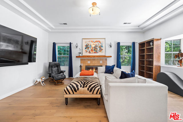 22225 Devonshire Street photo 6