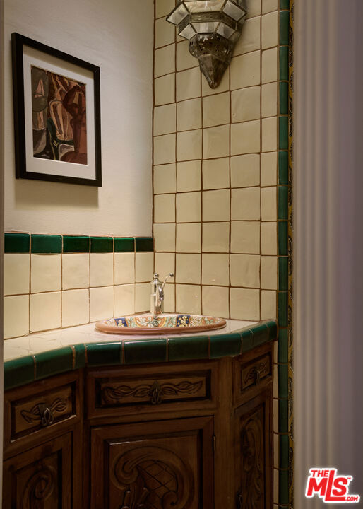 6401 San Vicente Boulevard, Los Angeles CA: https://media.crmls.org/mediaz/2825674b-7569-4d6d-9840-48517d27824c.jpg