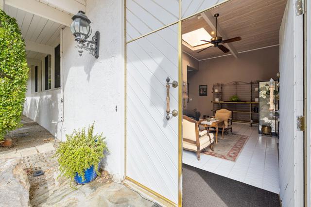 968 N Fairview Circle, Palm Springs CA: https://media.crmls.org/mediaz/28257351-4f9e-4239-bae2-bddfca969e5d.jpg