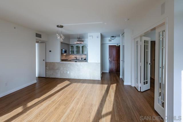 500 W Harbor Dr, San Diego CA: https://media.crmls.org/mediaz/28271c2d-8345-4b1d-80e2-013dfb56e1f4.jpg