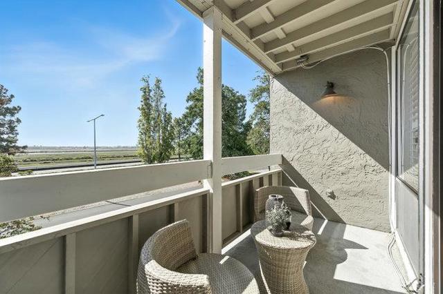 1051 Beach Park Boulevard, Foster City CA: https://media.crmls.org/mediaz/28273d31-2c4c-4680-bca7-c7fb8d077697.jpg