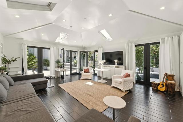 543 8th Avenue, Menlo Park CA: https://media.crmls.org/mediaz/2827a4c4-d24d-4cc4-a6f3-e132d9bf9a6b.jpg