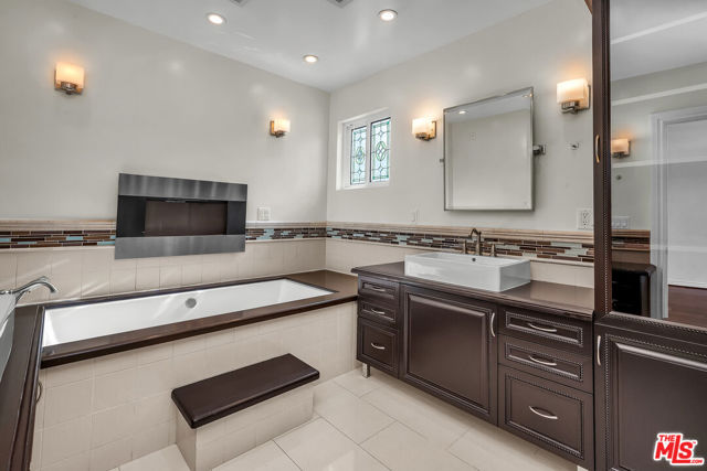 4311 Coquette Place, Tarzana CA: https://media.crmls.org/mediaz/2828a262-b47c-4acf-b8fb-75bfae76baf4.jpg