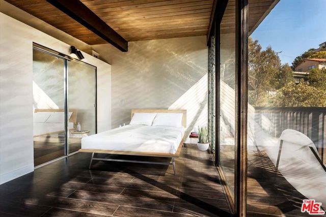 7912 Willow Glen Road, Los Angeles CA: https://media.crmls.org/mediaz/2828dd17-5bbf-42d7-8cc6-49d7429ae244.jpg