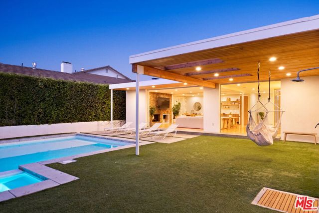 6641 Bedford Avenue, Los Angeles CA: https://media.crmls.org/mediaz/282987bb-0ea2-43a9-80cc-5e89012b2997.jpg
