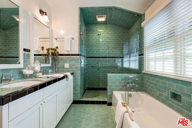 459 S Bentley Avenue, Los Angeles CA: https://media.crmls.org/mediaz/282a1161-ba26-47a9-96e0-a51c9f1ddfae.jpg
