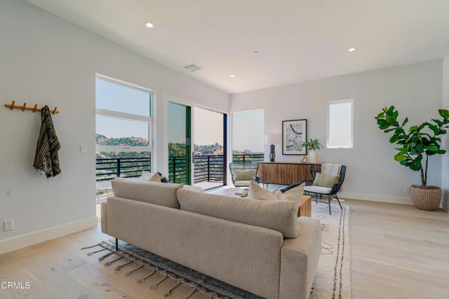 3874 W Point Drive, Los Angeles CA: https://media.crmls.org/mediaz/282adee4-8332-4e27-ba2d-50bf7dd80c0d.jpg