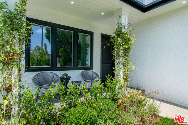 633 N Formosa Avenue, Los Angeles CA: https://media.crmls.org/mediaz/282afef8-1506-431a-936b-42bc6c9a47c4.jpg