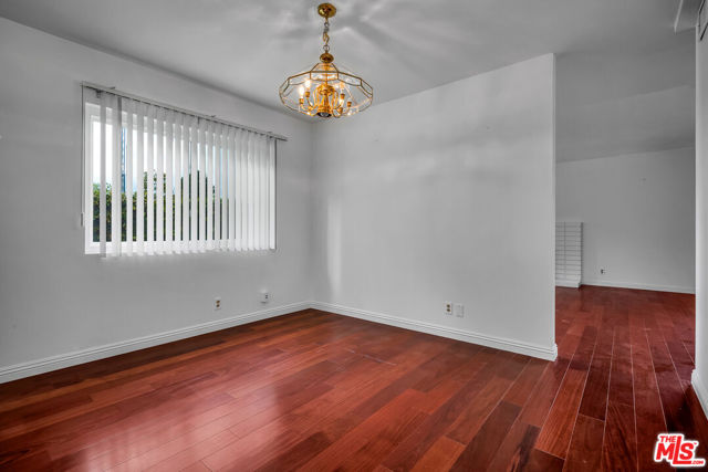 2925 Dona Susana Drive, Studio City CA: https://media.crmls.org/mediaz/282b8ad9-0f5e-4afd-af50-79eb4ef5106a.jpg
