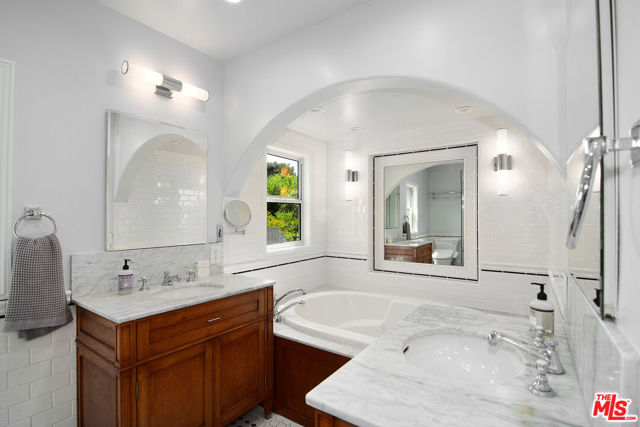 5020 Dantes View Drive, Agoura Hills CA: https://media.crmls.org/mediaz/282beb58-bfbb-428f-af21-85ed777f4ba4.jpg