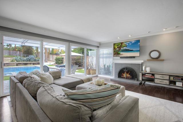 Detail Gallery Image 12 of 45 For 1207 Branding Iron Cir, Vista,  CA 92081 - 4 Beds | 3 Baths