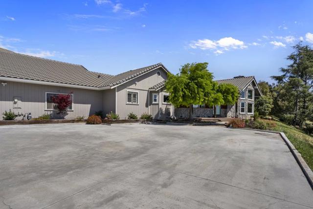 5955 Diablo Hills Road, Tres Pinos CA: https://media.crmls.org/mediaz/282d6393-4f00-4dce-b43f-420cf7747b3a.jpg