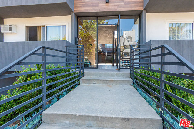 1534 S Shenandoah Street, Los Angeles CA: https://media.crmls.org/mediaz/282f879a-da4c-4a71-a21e-ae1bb49a0243.jpg