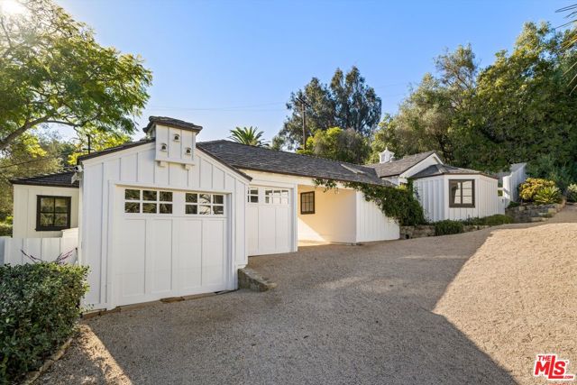 880 Knollwood Drive, Santa Barbara CA: https://media.crmls.org/mediaz/283067e0-31ab-4802-9681-af589c083b1e.jpg