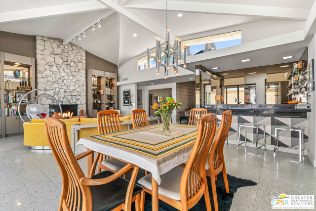 1404 E Sierra Way, Palm Springs CA: https://media.crmls.org/mediaz/2830a4ed-6656-4fca-b5b8-d3ddfbaf8c29.jpg