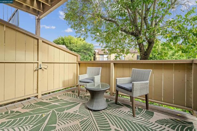 5319 Ridgeview Cir, El Sobrante CA: https://media.crmls.org/mediaz/2830f111-c5e9-45dc-838a-f5cb377cb64e.jpg