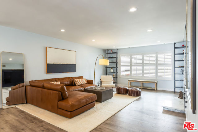 11828 Goshen Avenue, Los Angeles CA: https://media.crmls.org/mediaz/283156f5-07df-4a06-ba1a-b6bef74bc4f5.jpg