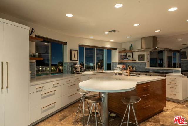 2224 Hercules Drive, Los Angeles CA: https://media.crmls.org/mediaz/28316645-21cd-41fa-8ccb-99b5f61db0d5.jpg