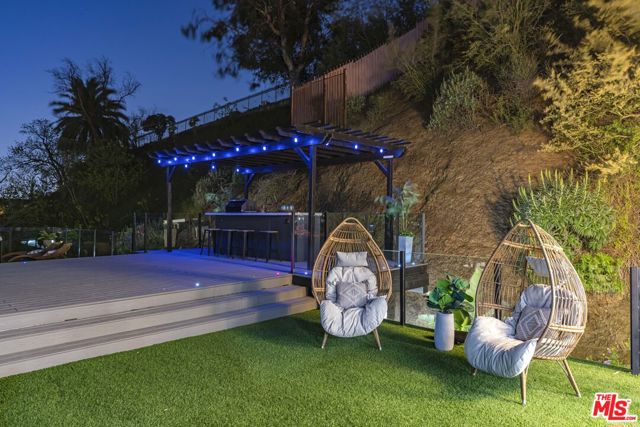 7308 Pacific View Drive, Los Angeles CA: https://media.crmls.org/mediaz/28318b39-7feb-4c8c-aee0-66677c47fdfe.jpg
