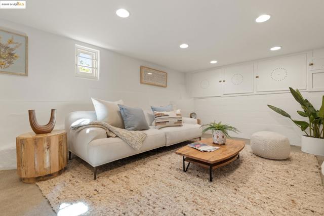 5815 Morpeth St, Oakland CA: https://media.crmls.org/mediaz/2831accb-8423-4149-8777-1acc15b857d5.jpg
