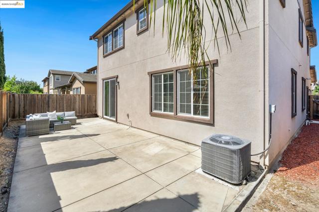 112 Willowrun Way, Oakley CA: https://media.crmls.org/mediaz/28333816-57f5-4d68-8ec0-b60af0c5c11c.jpg