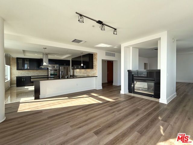 717 W Olympic Boulevard, Los Angeles CA: https://media.crmls.org/mediaz/2833526c-236b-4c5e-9919-dd98132ba92d.jpg