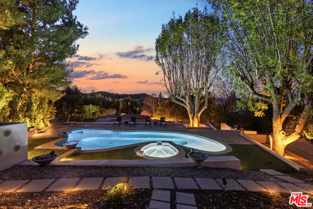 4430 Natoma Avenue, Woodland Hills CA: https://media.crmls.org/mediaz/28353d1c-3df5-498c-8083-b7c253b19760.jpg