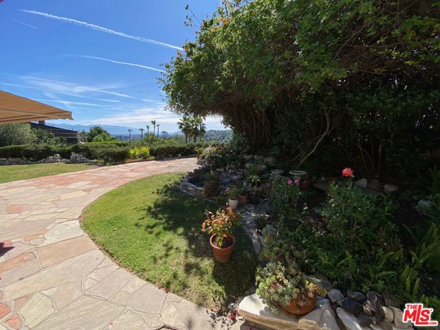 16840 Oak View Drive, Encino CA: https://media.crmls.org/mediaz/2835c154-d72b-42cf-adda-767fdc2ce386.jpg