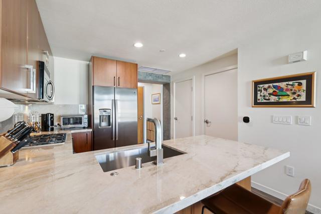 800 The Mark Ln, San Diego CA: https://media.crmls.org/mediaz/28360f98-9d00-4dee-b82b-41318915069a.jpg