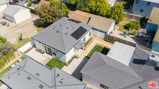 824 N Lima Street, Burbank CA: https://media.crmls.org/mediaz/28362bdd-8dc2-4e0e-afc0-030ca6c749a0.jpg