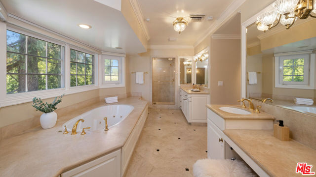 5404 Topeka Drive, Tarzana CA: https://media.crmls.org/mediaz/2839017d-532e-4dda-bd92-9dfe5ef8695f.jpg