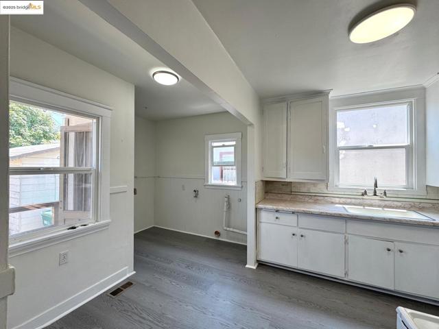 5926 Marshall St, Oakland CA: https://media.crmls.org/mediaz/2839de4b-26ec-4552-a1e7-678b88379472.jpg
