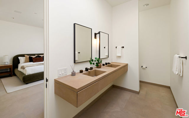 1016 N Hillcrest Road, Beverly Hills CA: https://media.crmls.org/mediaz/283aded1-6a68-47ab-a575-7ee951b0cb30.jpg